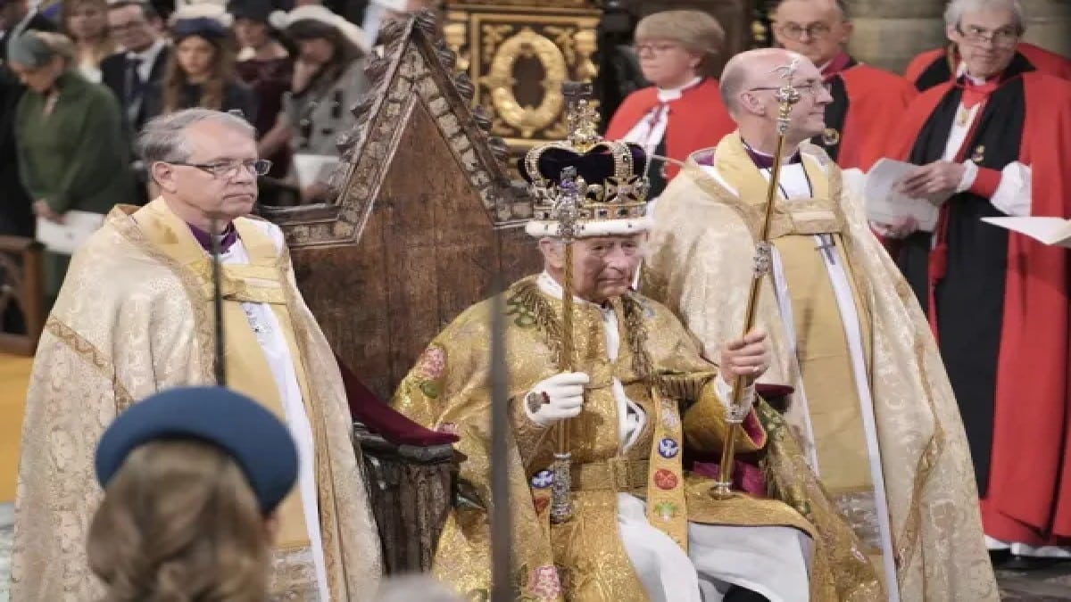 Live: God Save The King! Στέφθηκε Βασιλιάς ο Κάρολος Γ – H βυζαντινή ψαλμωδία στα ελληνικά, το μεγαλοπρεπές τελετουργικό και η στιγμή που φορά το στέμμα του (Video)