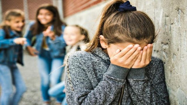 Φρίκη με νέο περιστατικό bullying: 7χρονη μαθήτρια βρέθηκε δεμένη και φιμωμένη στις τουαλέτες σχολείου