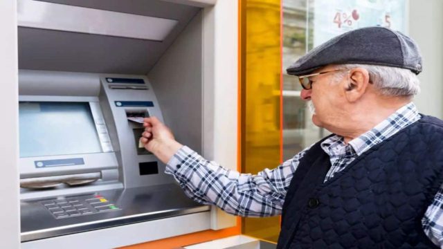 «Βροχή» συντάξεων στα ΑΤΜ – Πιστώνονται άμεσα χρήματα στους λογαριασμούς