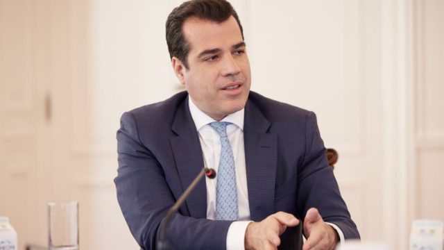 Το χρονικό της επίθεσης στον Θάνο Πλεύρη – Τι είπε η ιδιοκτήτρια του μεζεδοπωλείου