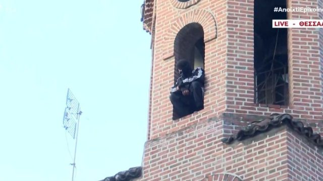 Συναγερμός στη Θεσσαλονίκη: Κινηματογραφική καταδίωξη κουκουλοφόρων από ταράτσα σε ταράτσα – «Ταμπουρώθηκαν» σε καμπαναριό αλλά συνελήφθησαν