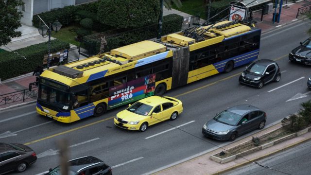 Σοκ στο τρόλεϊ: Οδηγός έβγαλε όπλο σε επιβάτη – Τι βρέθηκε πάνω του κατά τη σύλληψη