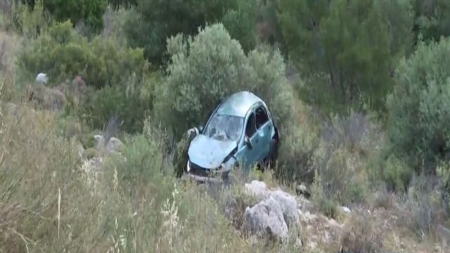 Σοκαριστικό τροχαίο στο Κορυδαλλό: Αυτοκίνητο έπεσε σε χαράδρα 25 μέτρων – Στο νοσοκομείο με τραύματα δύο ανήλικα παιδιά (Video)