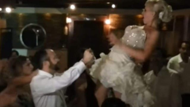 Τσιφτετέλι πάνω σε τραπέζι σε γάμο για… τρελά κέφια – Έπαθε “εγκεφαλικό” ο γαμπρός
