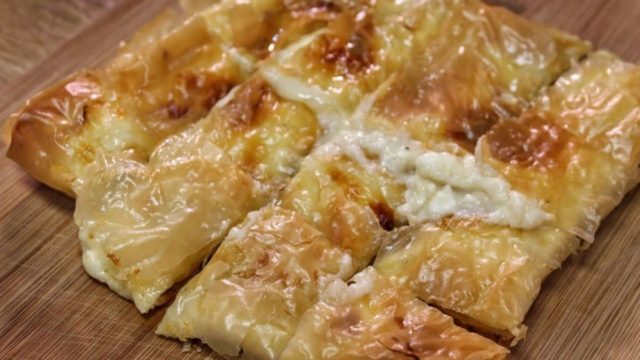 Δεν θα μείνει ψίχουλο στο ταψί: Τυρόπιτα σαν μπουγάτσα από τις Σέρρες με σιμιγδάλι και φέτα