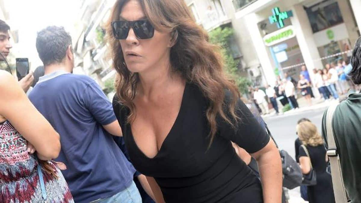 Πρωτοσέλιδο-σοκ περιοδικού με ολόγυμνη τη Βάνα Μπάρμπα (ΦΩΤΟ)