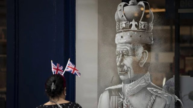 LIVE – Βασιλιάς Κάρολος Γ’: Όλα τα βλέμματα στραμμένα στο εορταστικό Λονδίνο – Η ιστορική τελετή στέψης