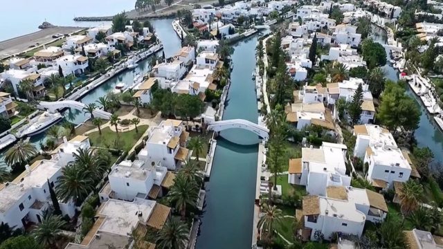 Μόλις 2 ώρες απο την Αθήνα, δεν έχει δρόμους αλλά κανάλια: Η «Βενετία» της Ελλάδας εντυπωσιάζει γεμάτη βίλες, σκάφη, πισίνες