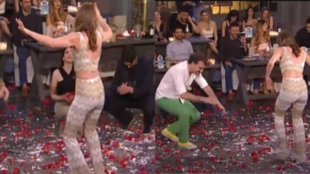 Ζεϊμπέκικο Ελληνίδας καλλονής «πλημμύρισε» την πίστα με πιάτα και γαρύφαλλα – Η επική αντίδραση πασίγνωστου ηθοποιού