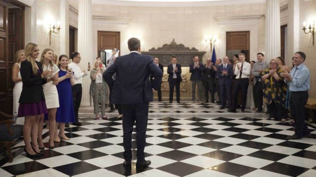 Η φωτογραφία της ημέρας: Η συγκινητική στιγμή που ο Κυριάκος Μητσοτάκης επιστρέφει για τρίτη φορά νικητής και αποθεώνεται από την οικογένεια και τους συνεργάτες του
