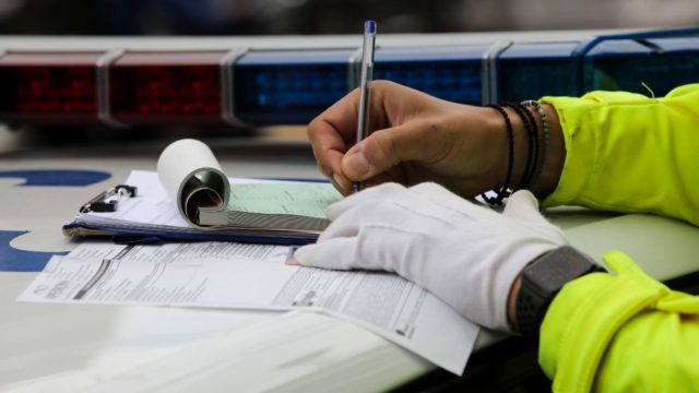Πρόστιμο έως 3.000 ευρώ και αυτόφωρο για μια πολύ αγαπημένη συνήθεια του καλοκαιριού!