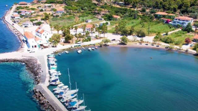Μια «ανάσα» από την Αθήνα: Το παραθαλάσσιο χωριουδάκι με το εκκλησάκι από τον 10ο αιώνα (Video)