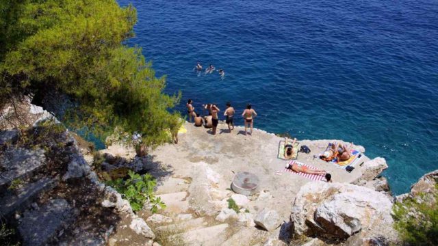 Κοστίζει μόλις 10 ευρώ: Το πανέμορφο νησί μια «ανάσα» από την Αθήνα – Οι παραλίες «διαμάντια»