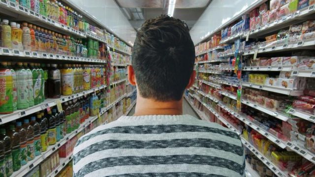 Σαρώνει η ακρίβεια: 1 στους 2 δεν θα κάνει διακοπές, ενώ μειώνει τα τρόφιμα που αγοράζει