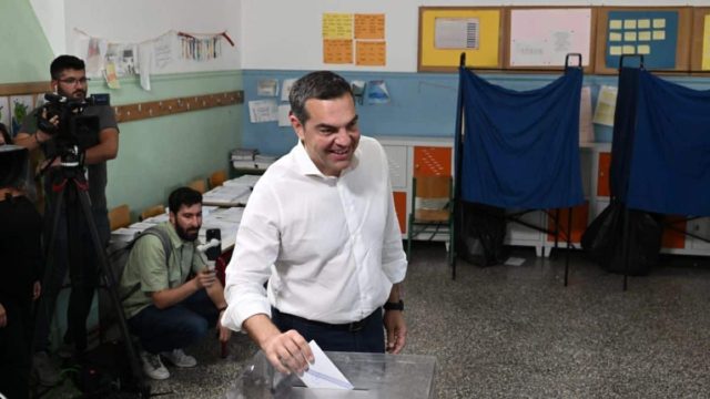 Εκλογές 2023: Ψήφισε στο Περιστέρι ο Αλέξης Τσίπρας – «Χρειάζεται μια ισχυρή αντιπολίτευση που θα ελέγξει την κυβέρνηση» (video)