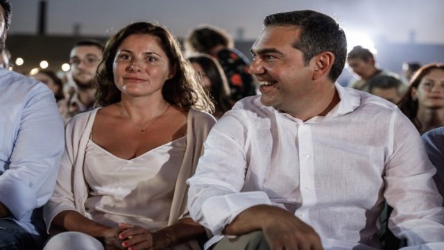 Το love story Αλέξη Τσίπρα – Μπέτυς Μπαζιάνα: H γνωριμία, το σύμφωνο συμβίωσης και τα δύο παιδιά – Στο πλευρό του στα εύκολα και τα δύσκολα (Video)