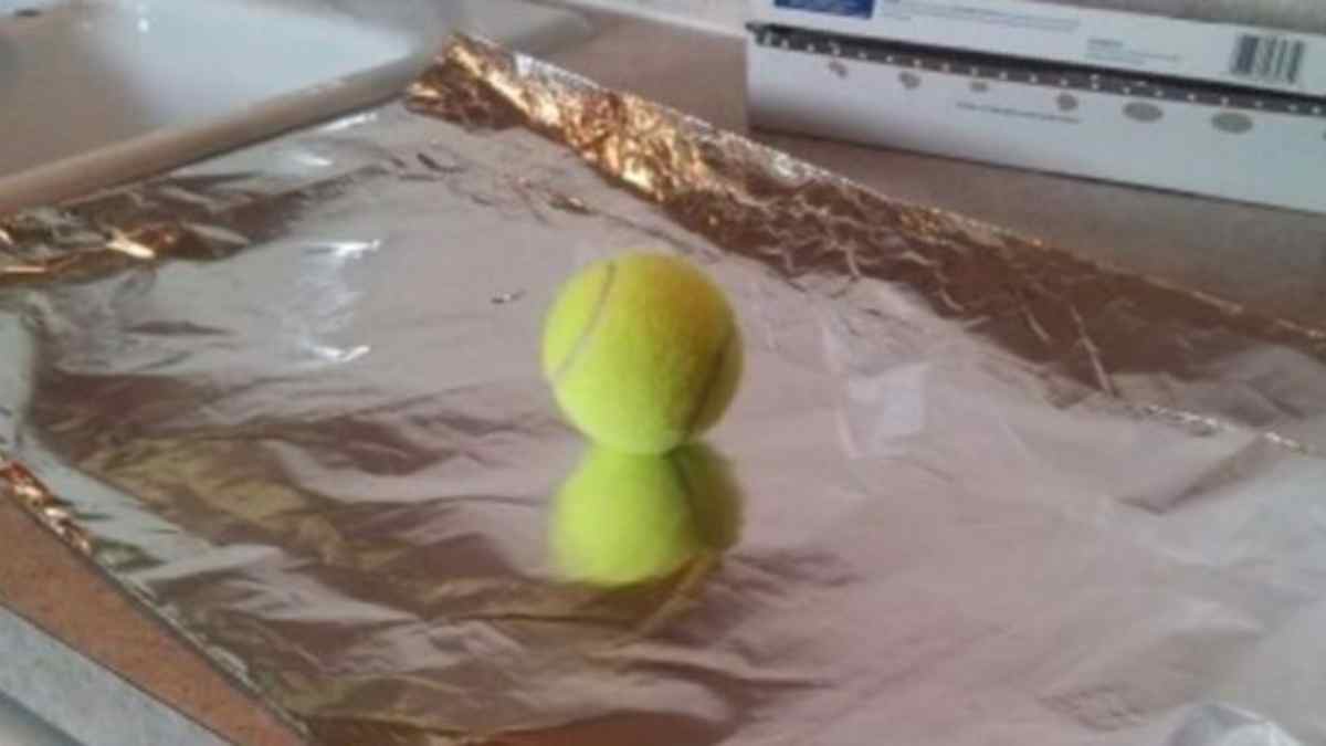 Παίρνει ένα μπαλάκι του τένις και το τυλίγει με αλουμινόχαρτο – Ο λόγος; Πανέξυπνος!