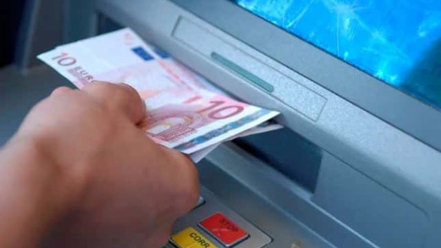 «Μαρμάρωσε» όταν είδε το τραπεζικό της υπόλοιπο: 30χρονη πήγε στο ΑΤΜ και βρήκε 4.600.000€ στον λογαριασμό της