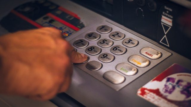 Καλοκαιρινός «χρυσός» στις συντάξεις – Ποιοι θα δουν στο ΑΤΜ έως 6.300 ευρώ