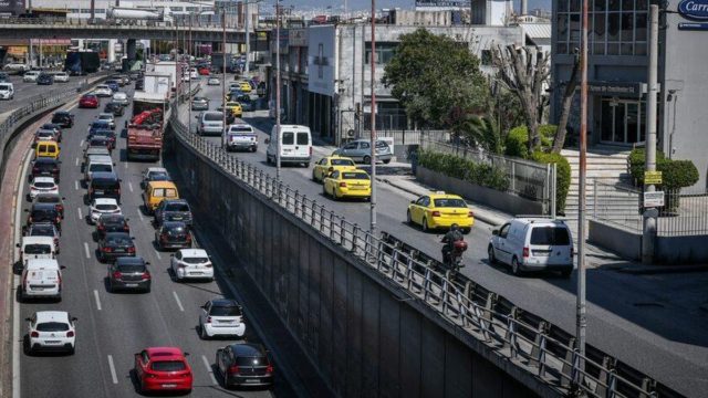 «Έξοδος» Αγίου Πνεύματος: Αυξημένη η κίνηση στην Αττική Οδό – Γεμάτα τα πλοία στο λιμάνι του Πειραιά