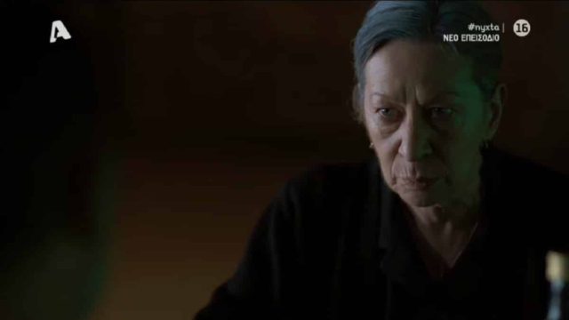 Αυτή η νύχτα μένει: «Τοξική αγάπη μάνας σε άλλα επίπεδα! Σιγά μη σου κάνει τη χάρη μωρή γριέτζω» – Tο Twitter ανατρίχιασε με το βλέμμα της Βρεττούς (photos)