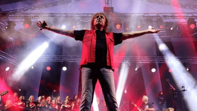 «Βούλιαξε» το Καλλιμάρμαρο για τα 50 χρόνια του Βασίλη Παπακωνσταντίνου – 45.000 άνθρωποι φώναξαν «ζούμε για να σ’ ακούμε» (video)