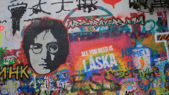 Beatles: Η τεχνητή νοημοσύνη «ζωντανεύει» τον Τζον Λένον ο οποίος τραγουδάει ξανά