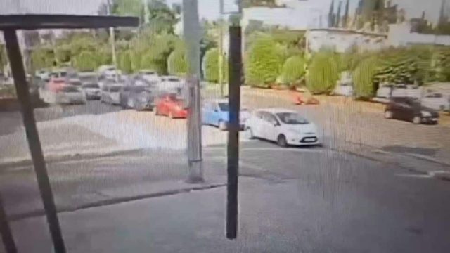 Κηφισίας: Σοκαριστικό βίντεο ντοκουμέντο από τη στιγμή της παράσυρσης γιαγιάς και εγγονής – Σε κρίσιμη κατάσταση το 3χρονο κοριτσάκι