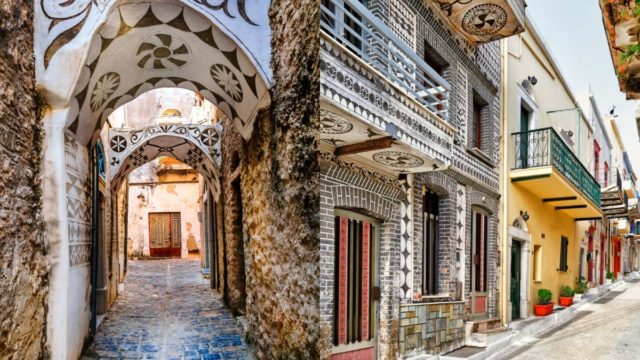 Ένα «έργο τέχνης» στο Αιγαίο: Το «ζωγραφιστό χωριό» ελληνικού νησιού που έχει αναδειχθεί παγκοσμίως και αποτελεί εμπειρία ζωής