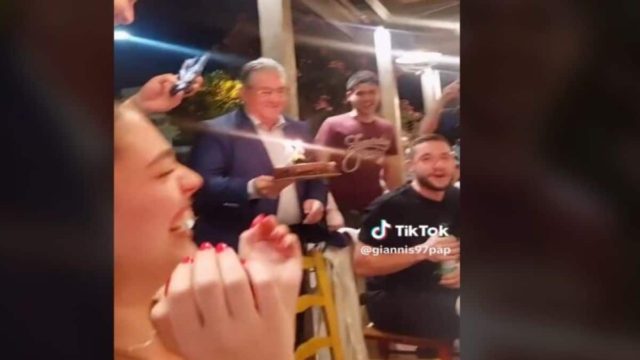 Viral στο TikTok ο Κουτσούμπας: Έκανε έκπληξη σε 26χρονο που είχε γενέθλια – Εμφανίστηκε από το πουθενά με την τούρτα και προκάλεσε… χαμούλη!