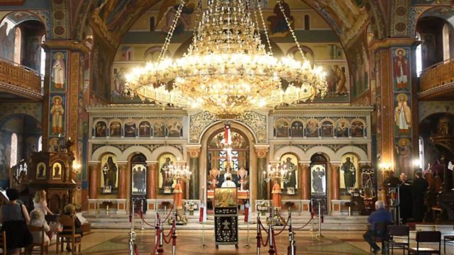 Πλάκα: Σε αργία ιερέας που έκανε «παπαδάκια» δύο κορίτσια – «Βροχή» τα σχόλια συμπαράστασης στα social media