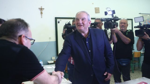 Εκλογές 2023: Ψήφισε ο πρώην πρωθυπουργός, Κώστας Καραμανλής – Οι πρώτες του αντιδράσεις (video)