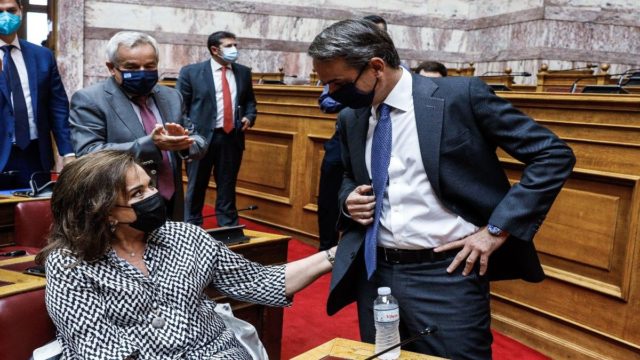 «Κυριάκο, σκύψε λίγο να σου πω. Πες τους να πετάξουν τα παλιά…» – Το ψιθύρισμα της Ντόρας στο αυτί του Μητσοτάκη (Video)