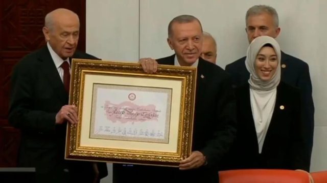 Τουρκία: Ορκίστηκε πρόεδρος ο Ερντογάν – Πληροφορίες ότι Τσαβούσογλου, Ακάρ και Σοϊλού μένουν εκτός κυβέρνησης (Video)