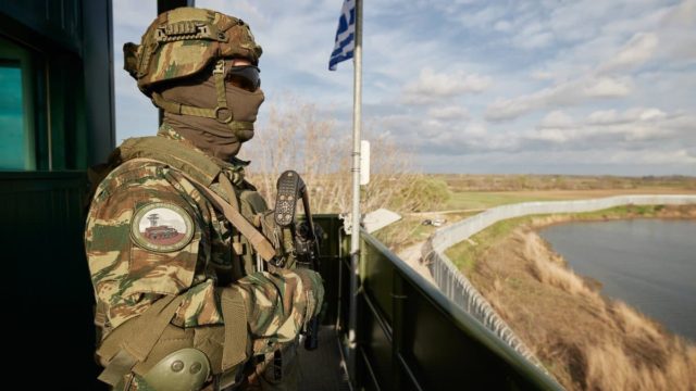 Συναγερμός στον Έβρο: Εντοπίστηκαν 80 μετανάστες σε νησίδα – Έχουν μαζί τους και παιδιά