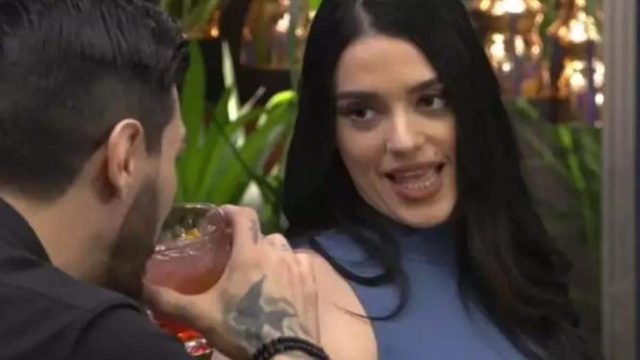 First Dates: «Μη με ρωτήσεις που το έχω»  – Παίκτρια αποκάλυψε με το «καλημέρα» στο φλερτ της το…  «παράνομο» τατουάζ!