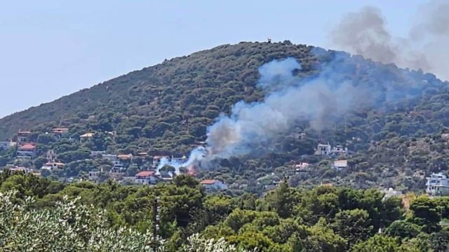 Μεγάλη φωτιά στην Αρτέμιδα – Οι φλόγες γλείφουν σπίτια (photos – video)