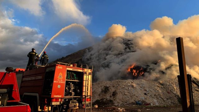 Μεγάλη φωτιά στον Ασπρόπυργο, κοντά στη χωματερή