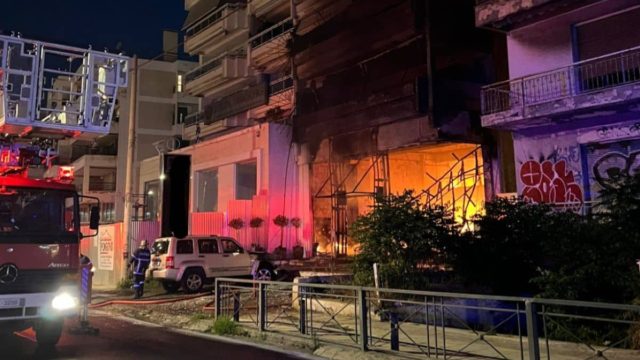 Μεγάλη φωτιά στον Άλιμο – Καίγεται κατάστημα στην παραλιακή (photo)