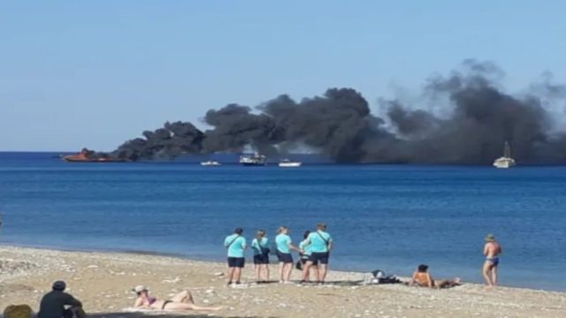 «Θρίλερ» στη Ρόδο: Φωτιά σε τουριστικό σκάφος – Επιβάτες έπεσαν στη θάλασσα (photos)
