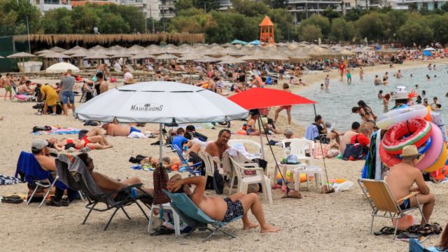 Η φωτογραφία της ημέρας: Ομπρέλα, ψάθα και ρακέτα ξανά για τους Αθηναίους!
