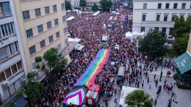 Η φωτογραφία της ημέρας: Κύμα υπερηφάνειας και αγάπης στο κέντρο της Αθήνας!