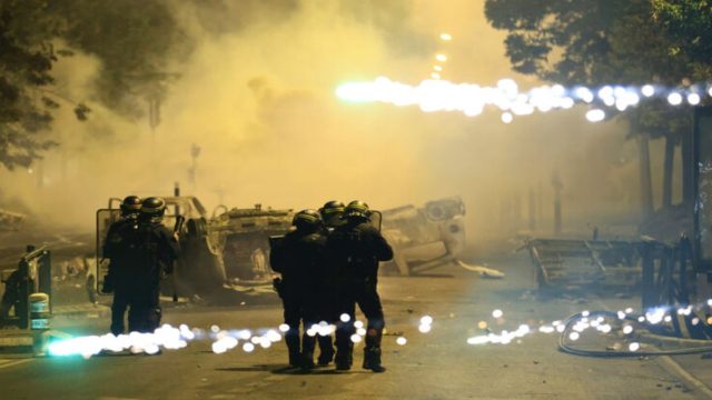 Συναγερμός στην Γαλλία: Νεκρός διαδηλωτής  άνδρας που πήδηξε από κτίριο για να αποφύγει τις ταραχές