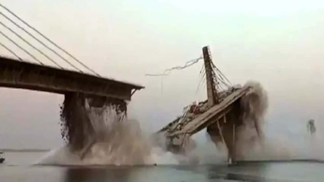 Τρομακτικό βίντεο: Τμήμα γέφυρας στην Ινδία καταρρέει μπροστά στις κάμερες (video)