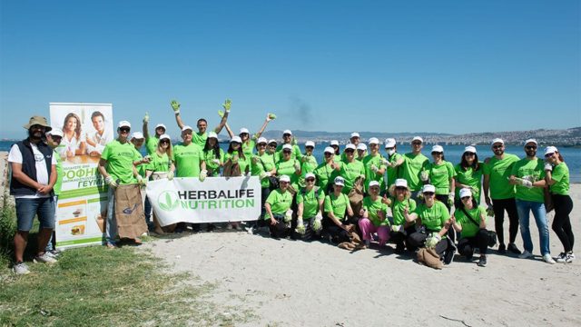 Η Herbalife προστατεύει το περιβάλλον πραγματοποιώντας καθαρισμούς παραλιών σε Ελλάδα και Κύπρο