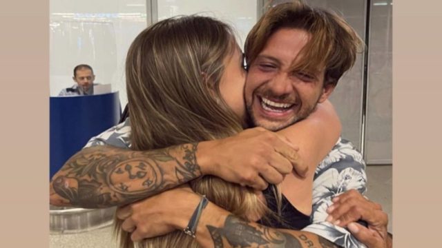 Survivor All Star: Επέστρεψε στην Ελλάδα ο Ηλίας Μπόγδανος – «Έπνιξε» με παθιασμένα φιλιά την Αλεξάνδρα Εξαρχοπούλου (photos)