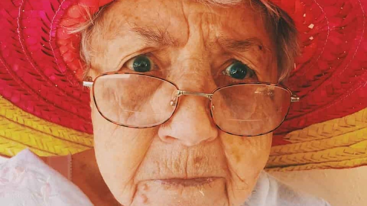 Μια ηλικιωμένη κυρία κοιτάζει από το παράθυρο… Το ανέκδοτο της ημέρας (30/6)