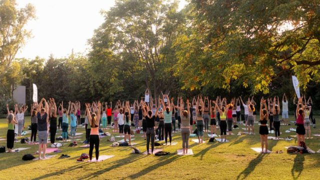 Enjoy Every Sunset! Tο μεγαλύτερο exclusive outdoor Yoga event της χρονιάς από τα Holmes Place