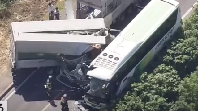 Τραγωδία στην Ιαπωνία: 5 νεκροί και 12 τραυματίες μετά από σύγκρουση φορτηγού με λεωφορείο (video)