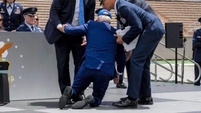 Νέο ατύχημα επί σκηνής για τον Τζο Μπάιντεν – Σκόνταψε και έπεσε στη διάρκεια εκδήλωσης (video)